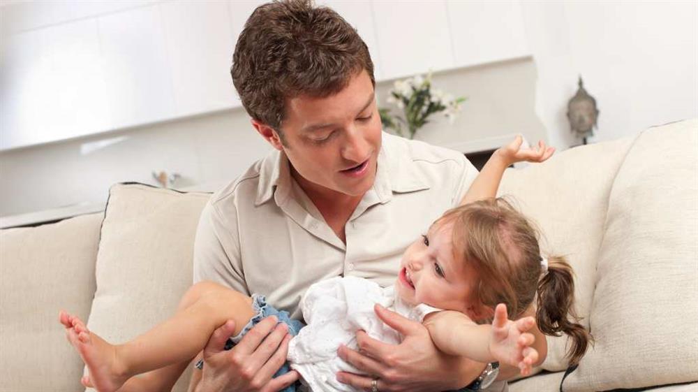 Un niño haciendo berrinche con su papa